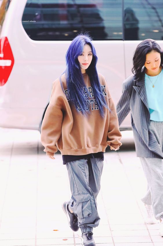 stay-at-home-outfits-inspo-from-k-pop-idols-to-keep-it-fashion-indoors-3