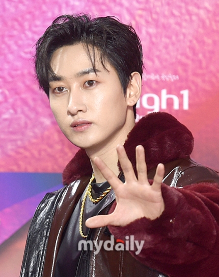 super-junior-eunhyuk-to-be-new-host-for-mbcs-weekly-idol-2