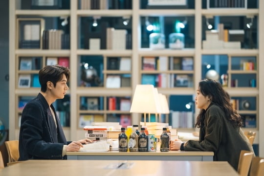 the-king-eternal-monarch-unveils-a-new-glimpse-of-the-chemistry-between-lee-min-ho-and-kim-go-eun-5