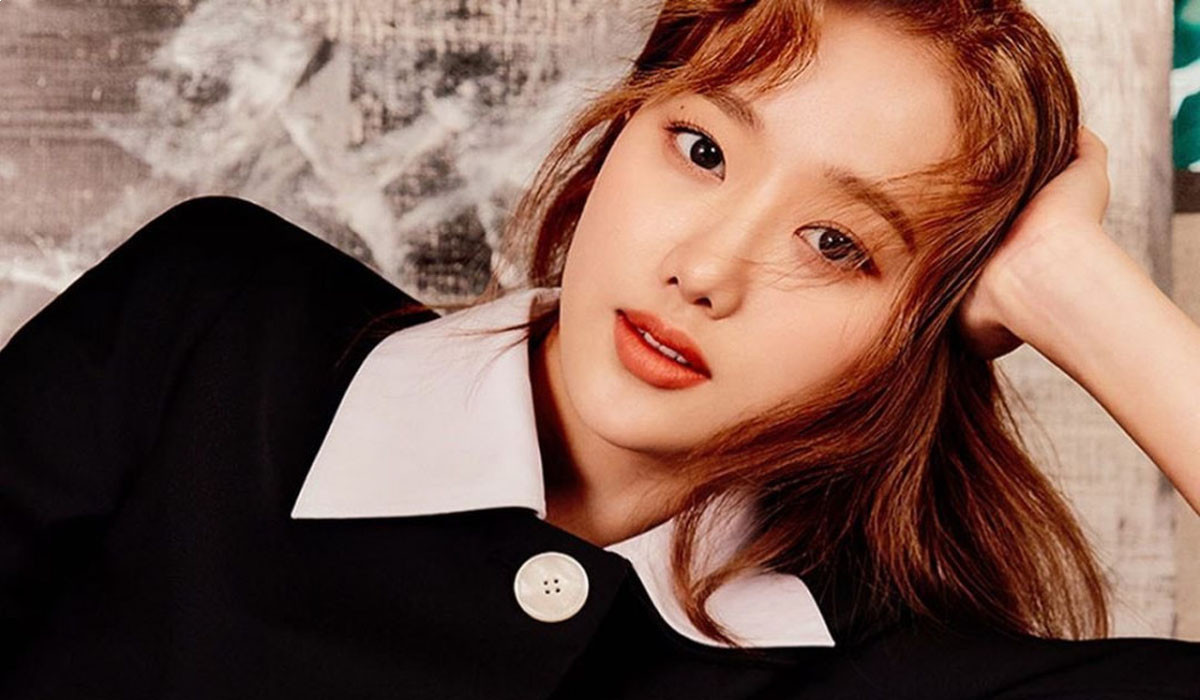 April's Naeun shows off her new side in May issue 'Elle'