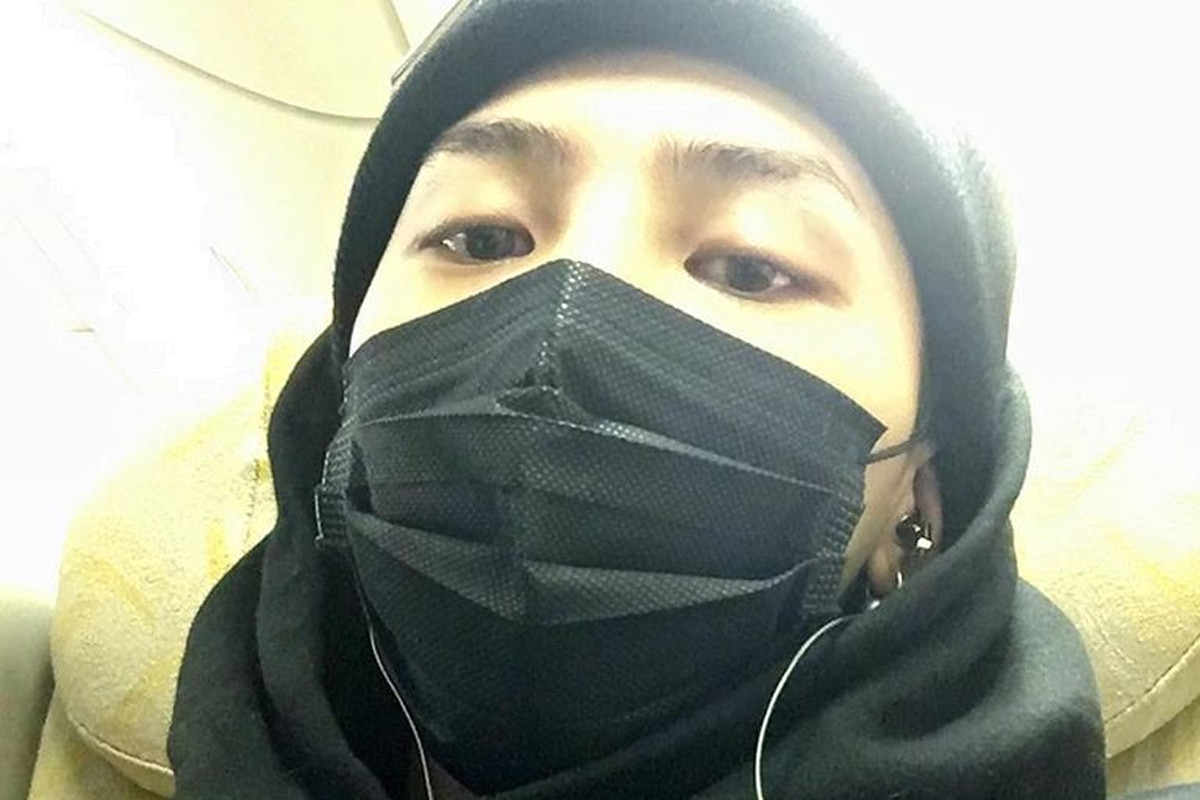 G-Dragon teaches fans how to take a perfect face mask selfie