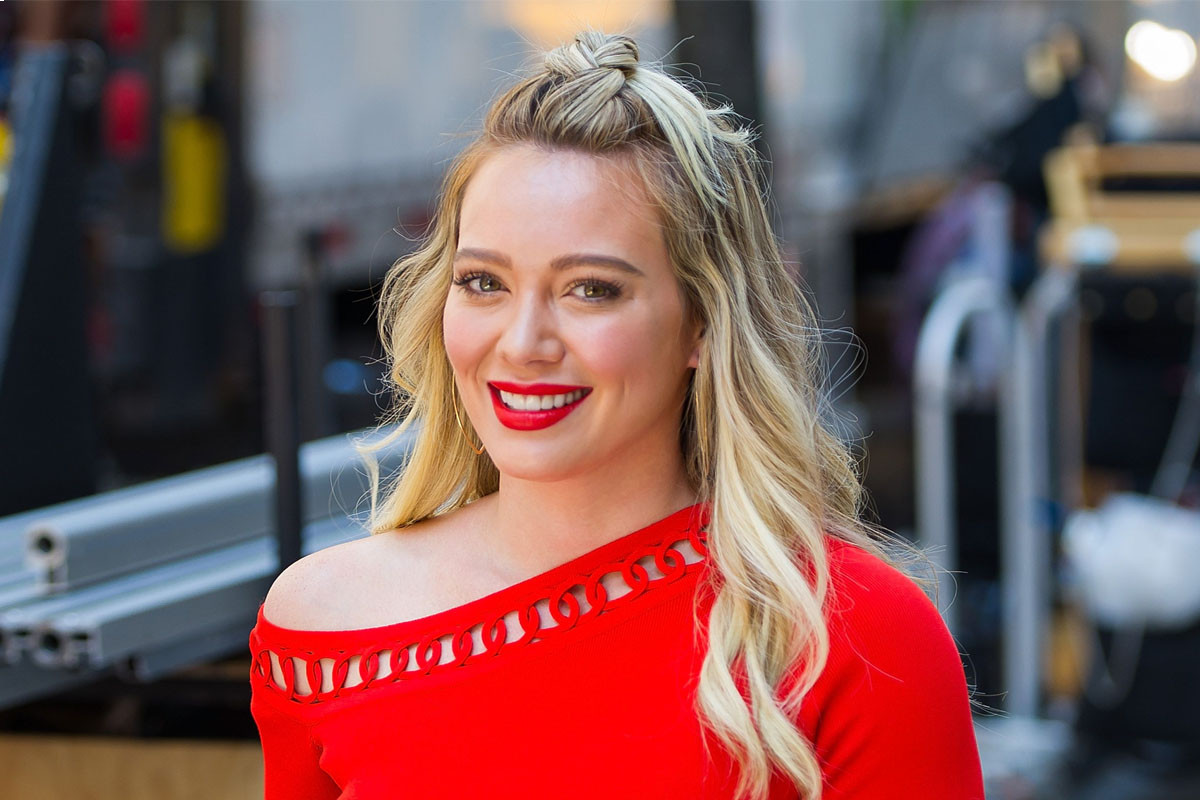 Hilary Duff debuts new blue hair for Easter
