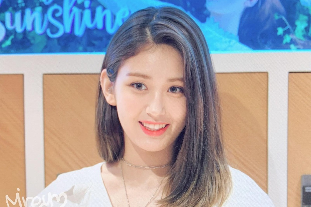 Jeon Somi attracts fans by her mystical brown eyes on new post