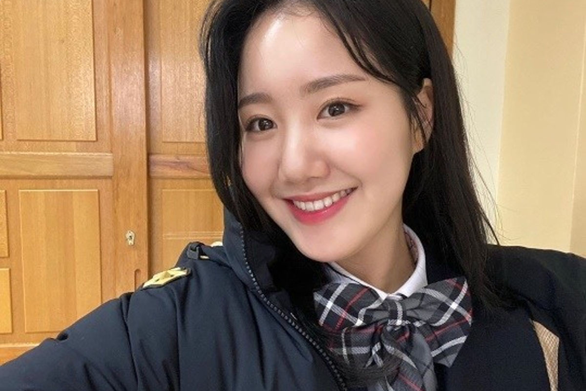 Jin Ji hee breaks up her web drama with a regretful smile in her latest selfie.