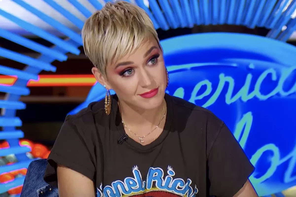 Katy Perry dresses up as hand sanitizer for at-home "American Idol"