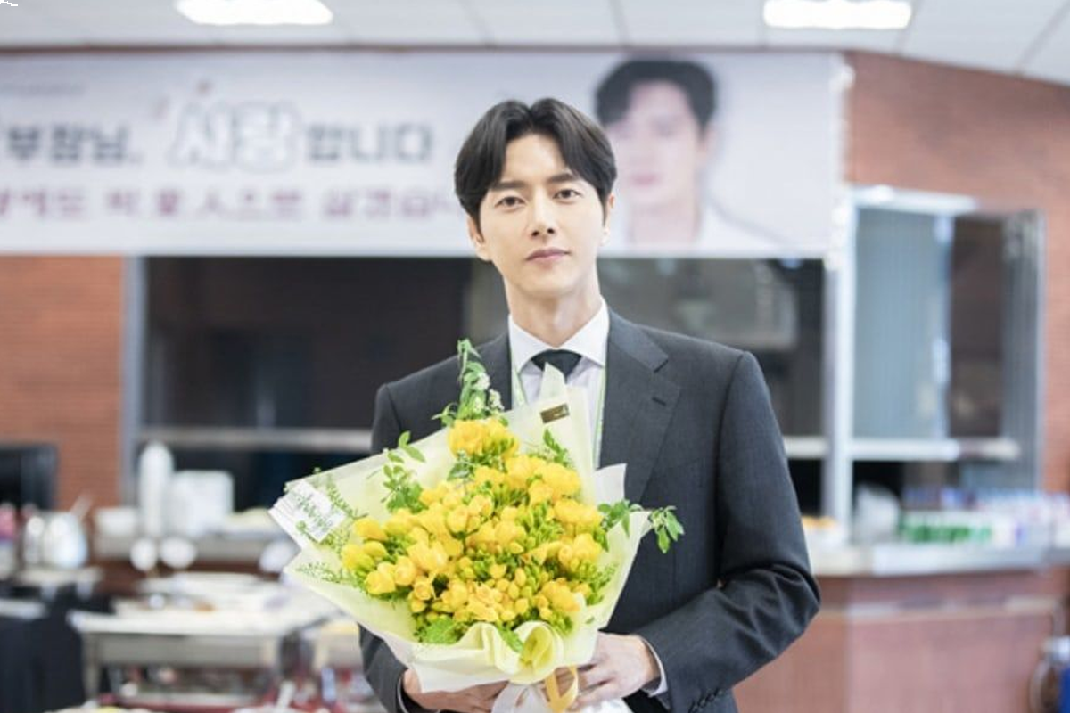 Park Hae Jin Celebrates 14th Anniversary Of Debut With Sweet Gift From Fans + Staff Of Upcoming Drama