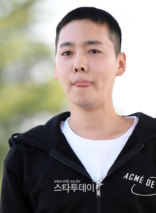 winner-kim-jin-woo-officially-enlists-in-the-military-with-his-new-hair-cut-5