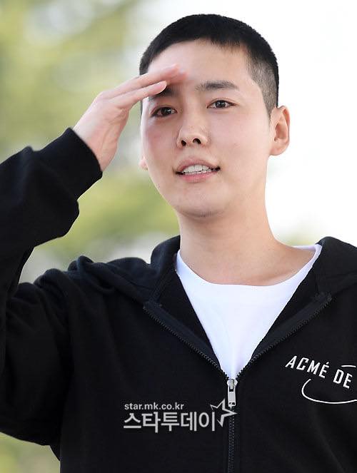 winner-kim-jin-woo-officially-enlists-in-the-military-with-his-new-hair-cut-7