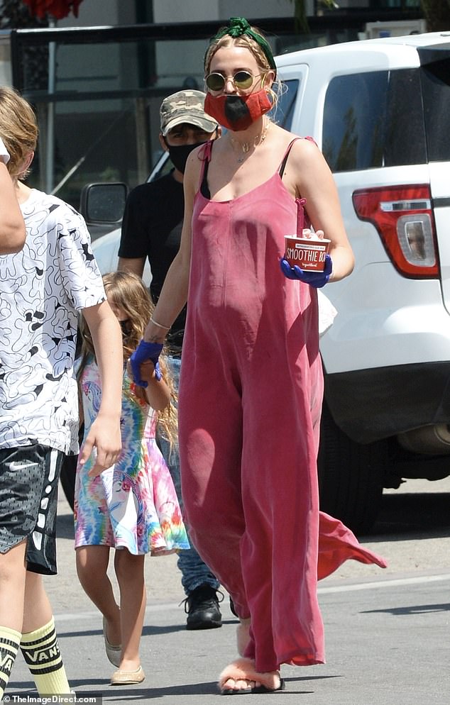 ashlee-simpson-reveals-burgeoning-baby-bump-as-she-steps-out-the-first-time-since-pregnancy-1