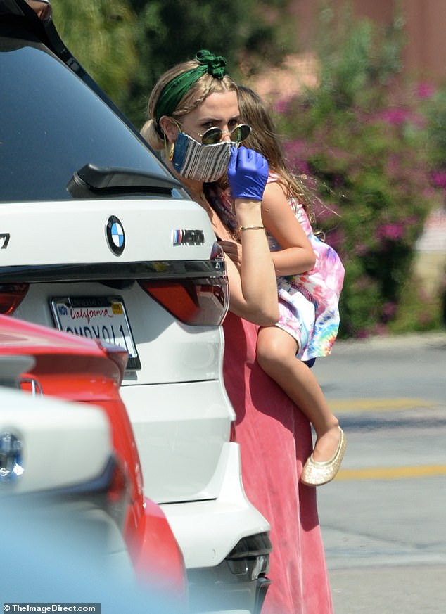 ashlee-simpson-reveals-burgeoning-baby-bump-as-she-steps-out-the-first-time-since-pregnancy-2