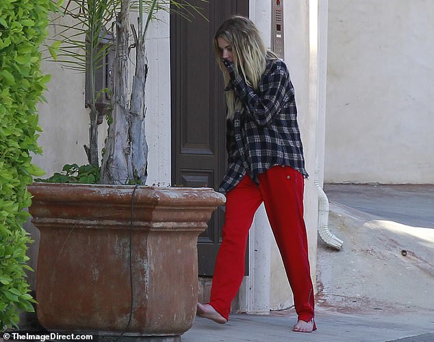 ashley-benson-is-spotted-barefoot-outside-new-love-g-eazys-home-after-split-from-cara-delevingne-1