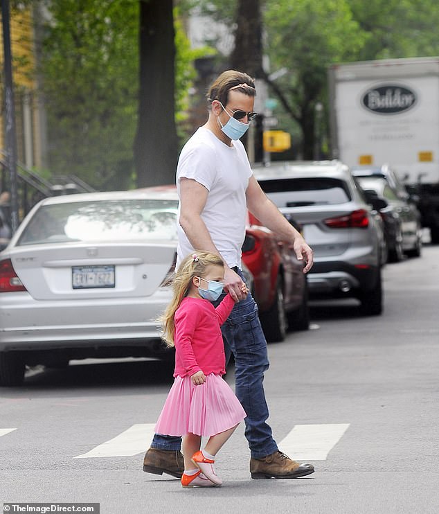bradley-cooper-wears-daughter-leas-pink-headband-in-his-hair-as-he-enjoys-quality-time-1