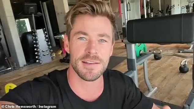 chris-hemsworth-stuns-with-fans-with-photo-of-his-very-youthful-mum-leonie-7