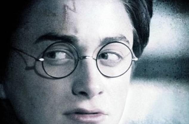 daniel-radcliffe-returns-harry-potter's-world-to-narrate-first-chapter-of-philosopher's-stone-for-lockdown-initiative-1