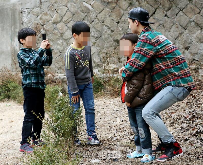 exo-suho-and-sehun-volunteer-at-welfare-facility-for-childrens-day-4