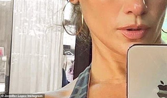 fans-of-jennifer-lopez-freak-out-over-a-man-in-the-background-of-her-selfie-2