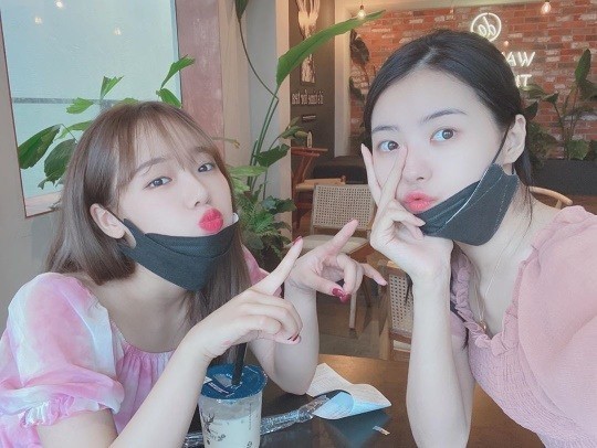 former-i-o-i-members-choi-yoo-jung-and-im-na-young-release-lovely-pink-gathering-photos-1