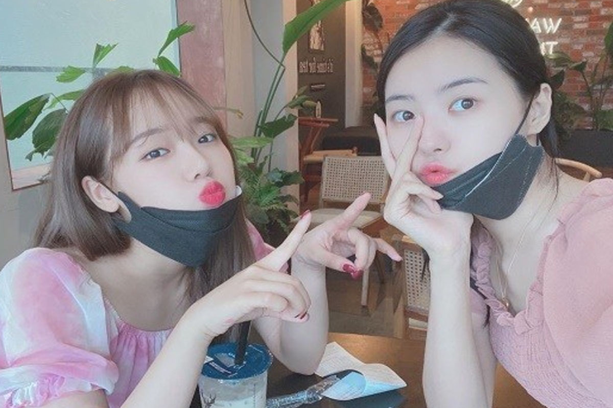 Former I.O.I members Choi Yoo Jung and Im Na Young release lovely pink gathering photos