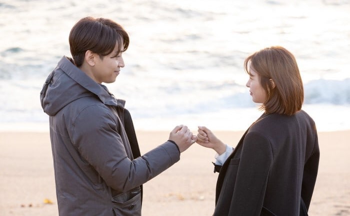 go-won-hee-and-shinhwas-eric-make-a-heartfelt-promise-at-the-beach-in-eccentric-chef-moon-1