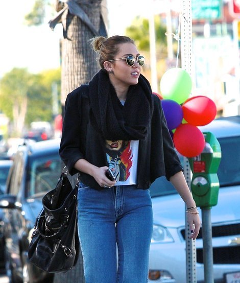 how-miley-cyrus-helped-make-wildflowers-phone-cases-a-hollywood-hit-3