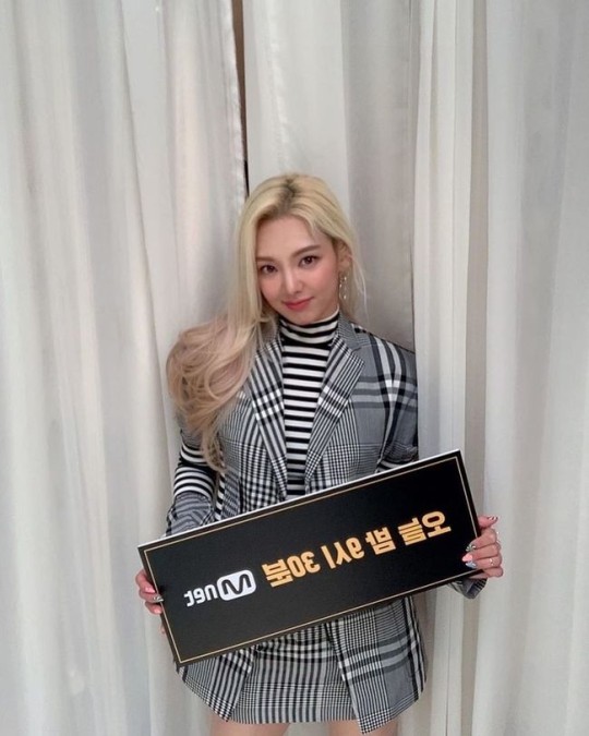 hyoyeon-snsd-updates-photos-to-support-mnet-good-girl-starring-herself-2