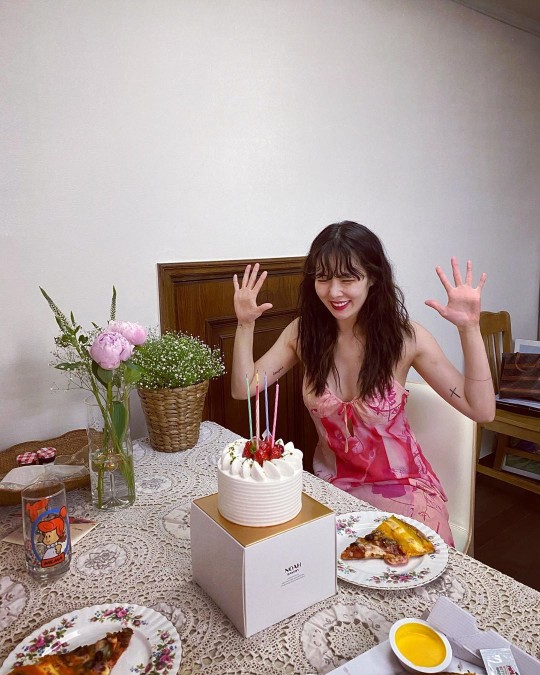 hyuna-and-dawn-show-off-their-beautiful-looks-at-celebrating-their-5th-anniversary-1