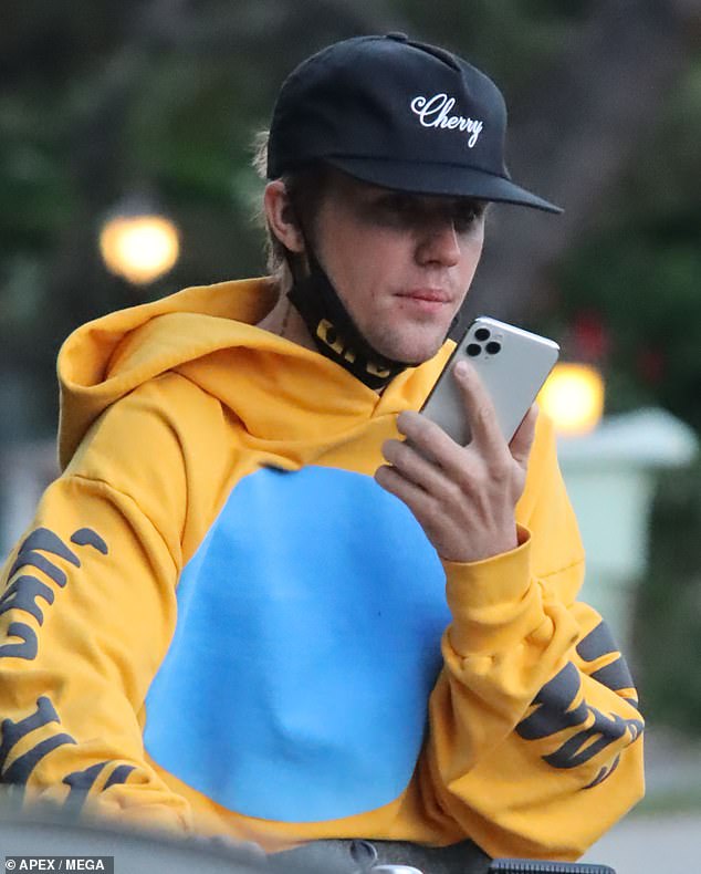 justin-bieber-chats-away-on-his-cellphone-as-he-enjoys-a-barefoot-bike-ride-in-los-angeles-2