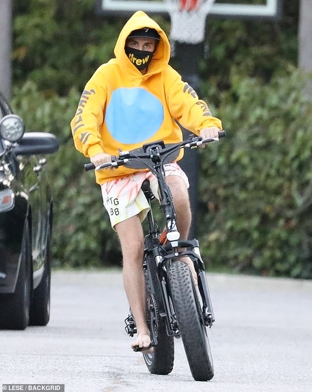 justin-bieber-chats-away-on-his-cellphone-as-he-enjoys-a-barefoot-bike-ride-in-los-angeles-3