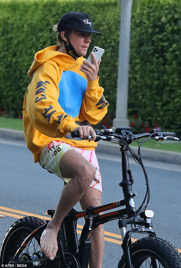 justin-bieber-chats-away-on-his-cellphone-as-he-enjoys-a-barefoot-bike-ride-in-los-angeles-1