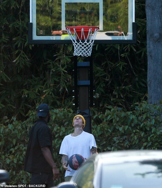 justin-bieber-shoots-hoops-at-his-beverly-hills-mansion-with-his-bodyguard-2