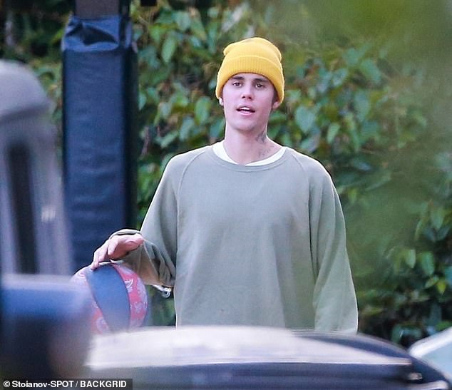 justin-bieber-shoots-hoops-at-his-beverly-hills-mansion-with-his-bodyguard-1