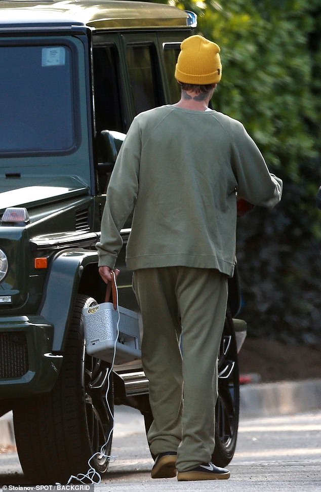 justin-bieber-shoots-hoops-at-his-beverly-hills-mansion-with-his-bodyguard-3