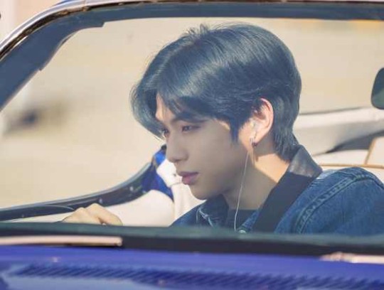 kang-daniel-makes-fan-flutter-by-photos-posted-with-blue-car-1