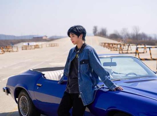 kang-daniel-makes-fan-flutter-by-photos-posted-with-blue-car-2