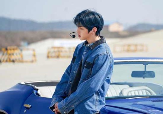 kang-daniel-makes-fan-flutter-by-photos-posted-with-blue-car-3