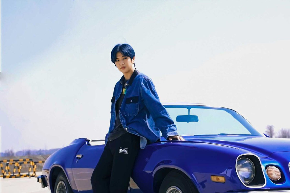 Kang Daniel makes fan flutter by photos posted with blue car