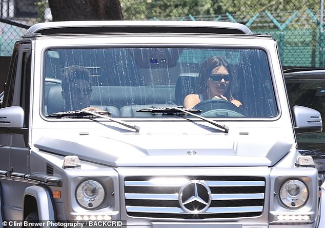 kendall-jenner-drives-rumored-flame-devin-booker-around-in-her-mercedes-benz-2