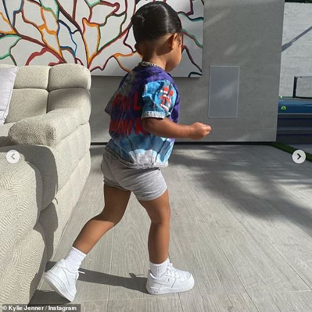 kylie-jenner-shares-her-two-year-old-daughter-stormi-adorable-new-hairstyle-2