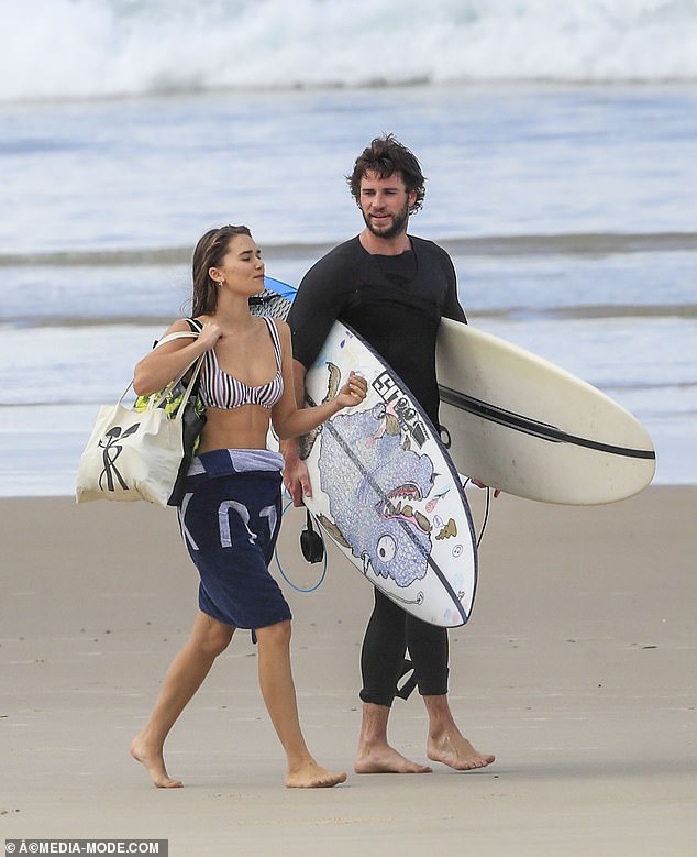 liam-hemsworth-hits-the-beach-with-his-model-girlfriend-gabriella-brooks-and-his-brother-chris-hemsworth-1