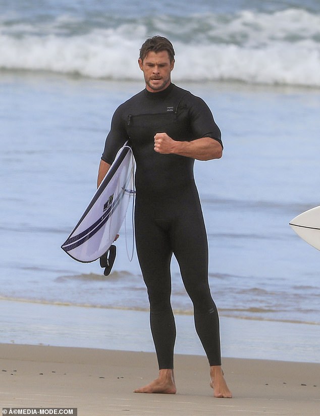 liam-hemsworth-hits-the-beach-with-his-model-girlfriend-gabriella-brooks-and-his-brother-chris-hemsworth-11