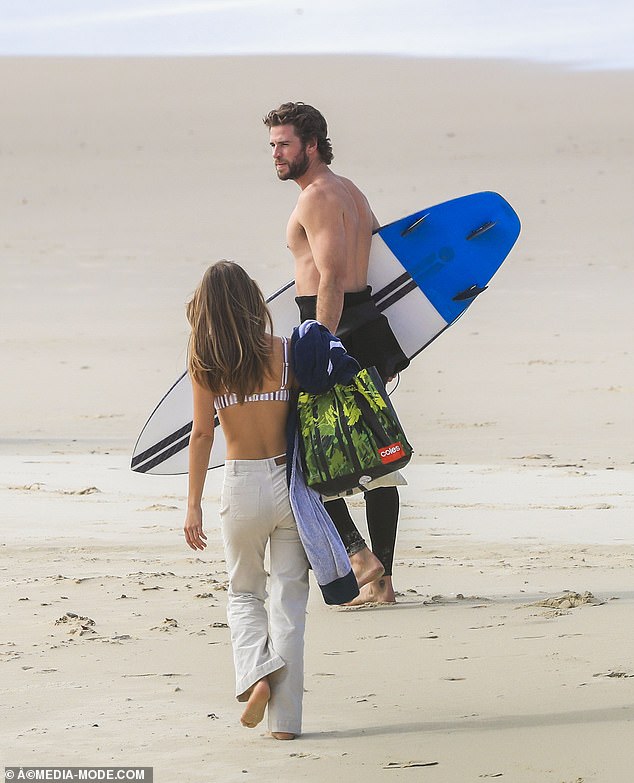 liam-hemsworth-hits-the-beach-with-his-model-girlfriend-gabriella-brooks-and-his-brother-chris-hemsworth-12