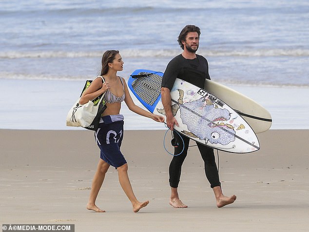 liam-hemsworth-hits-the-beach-with-his-model-girlfriend-gabriella-brooks-and-his-brother-chris-hemsworth-3