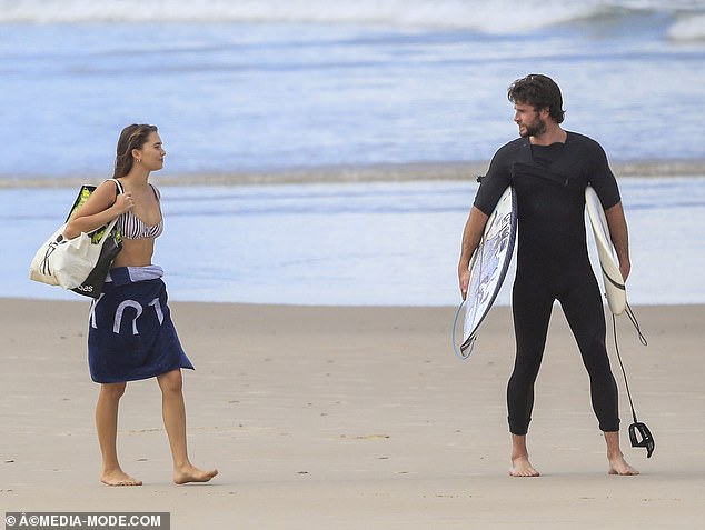 liam-hemsworth-hits-the-beach-with-his-model-girlfriend-gabriella-brooks-and-his-brother-chris-hemsworth-4