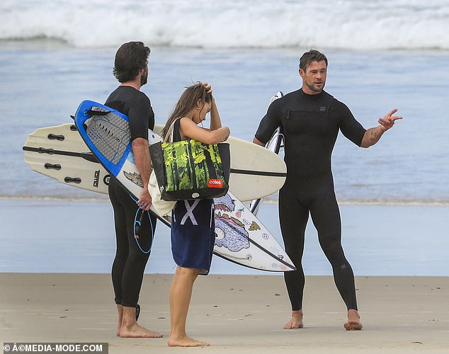 liam-hemsworth-hits-the-beach-with-his-model-girlfriend-gabriella-brooks-and-his-brother-chris-hemsworth-5