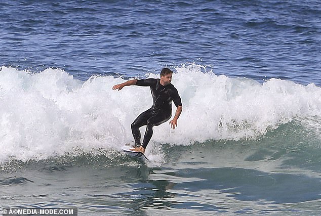 liam-hemsworth-hits-the-beach-with-his-model-girlfriend-gabriella-brooks-and-his-brother-chris-hemsworth-7