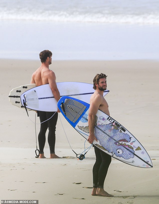 liam-hemsworth-hits-the-beach-with-his-model-girlfriend-gabriella-brooks-and-his-brother-chris-hemsworth-8