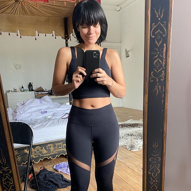 lily-allen-brags-about-her-toned-abs-and-insists-she-didnt-use-photoshop-1