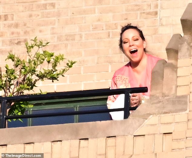 mariah-carey-beaming-beauty-as-she-ventures-balcony-to-thank-workers-on-the-frontlines-3