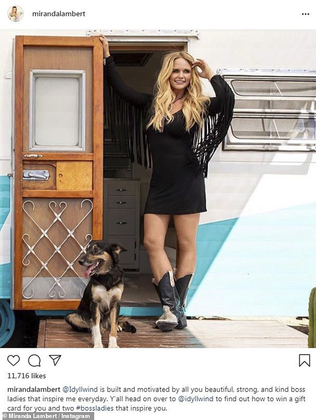 miranda-lambert-shows-off-her-legs-in-a-black-fringe-dress-and-cowboy-boots-1