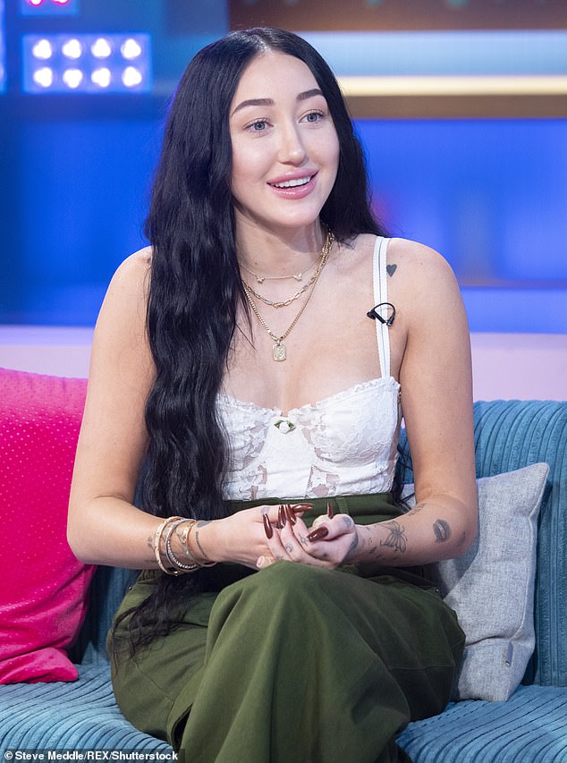 noah-cyrus-says-being-mileys-little-sister-stripped-her-of-her-identity-and-she-struggled-with-body-dysmorphia-2